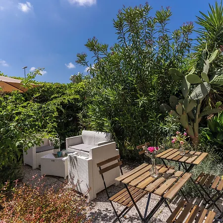 Guest house Aweshome Tower Garden 2*