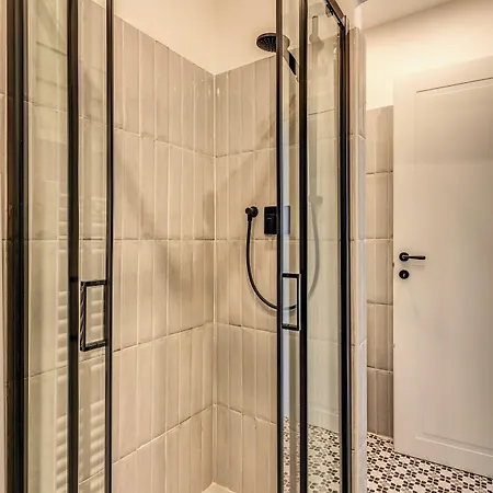 Aweshome Tower Garden Pensión 2*